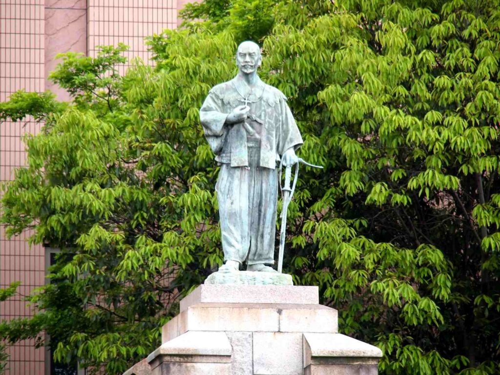 A statue of Ōtomo Sōrin in the city of Ōita (大分). To this day, he is still remembered for his contributions to the region and as a staunch Christian. Image courtesy of Wikimedia.