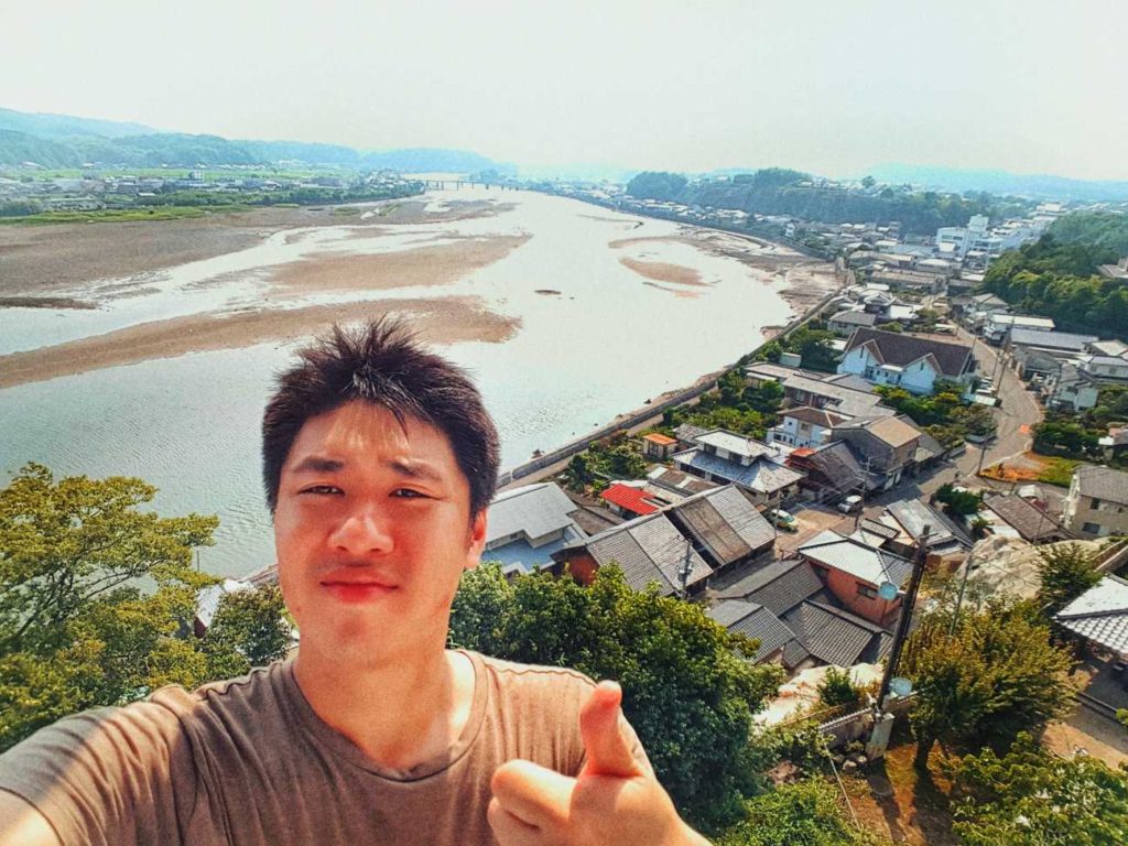 A selfie with the scenery from the top of Kitsuki Castle