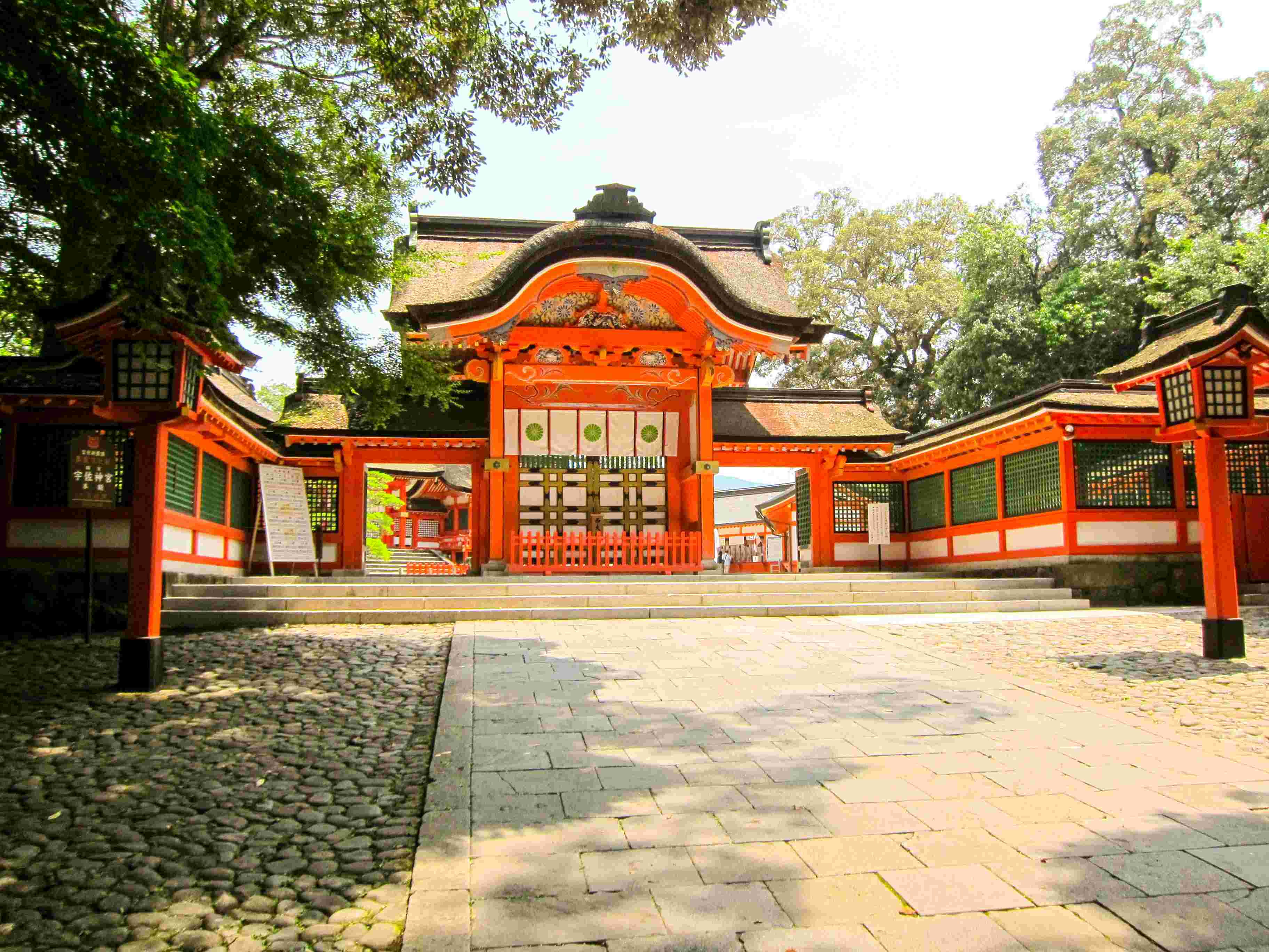 The beautiful main Saidaimon gate, representing Usa Jingū's long history with the Imperial family.
