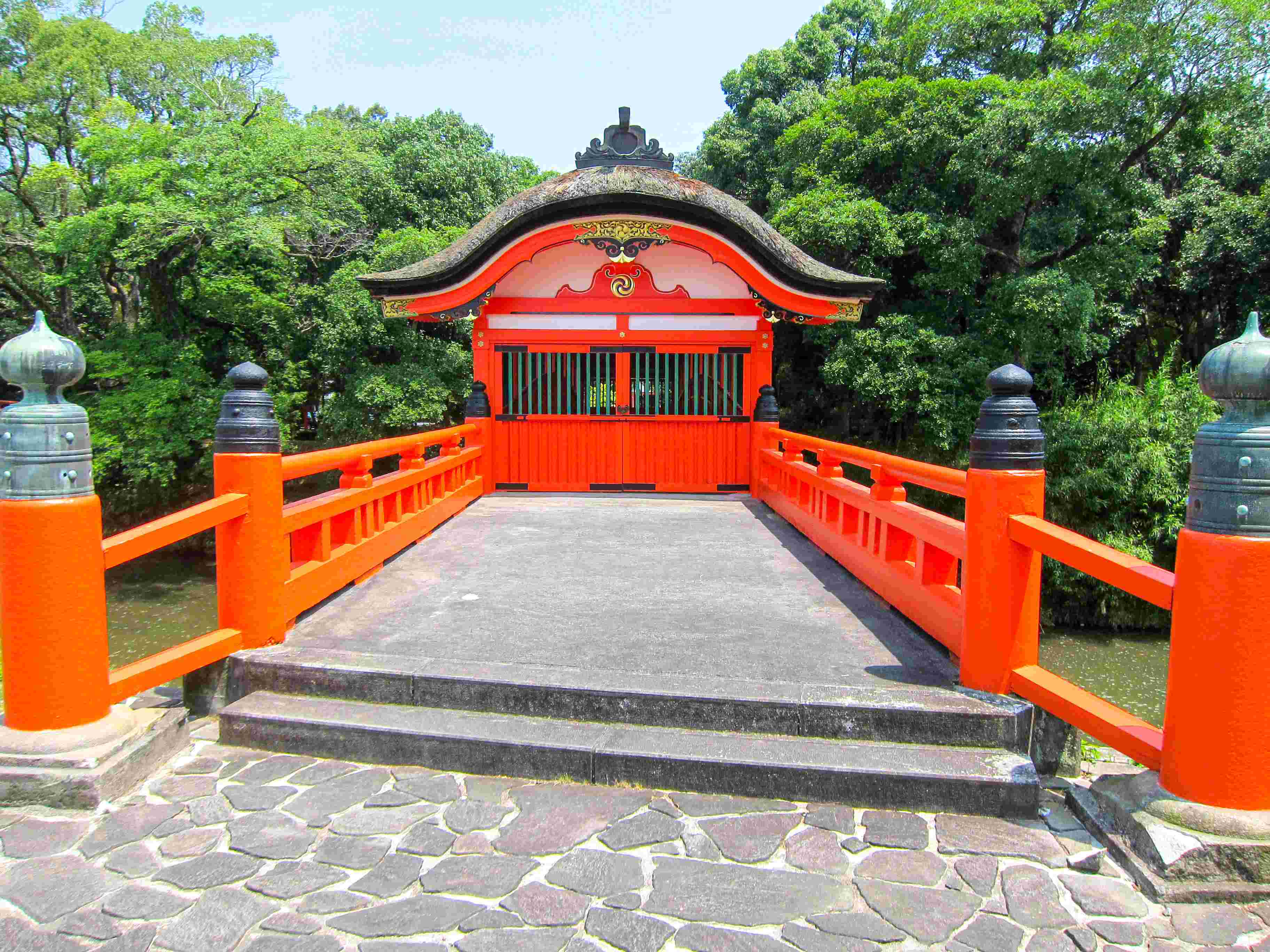 It is indeed tempting to peek the inside of the bridge.