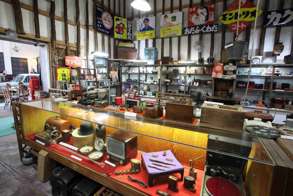 The Kitsuki Retro Museum with its eccentric junkyard-like ambience. Image credits to Kitsuki Tourism Organisation.