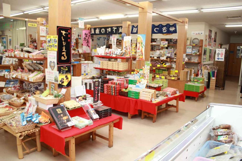 With a variety of souvenirs to offer, the Kitsuki Furusato Sangyōkan certainly is a wonderful place to shop before leaving. Image credits to Kitsuki Tourism Organisation.