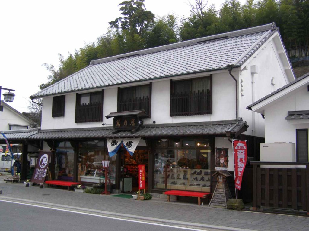 The Manrikiya offers high quality wooden kitchenware and traditional Japanese straw sandals that make attractive souvenirs. Image credits to Kitsuki Tourism Organisation.