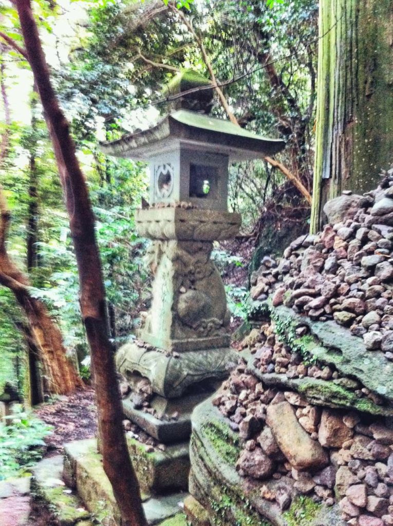 A stone lantern at Monjusenji