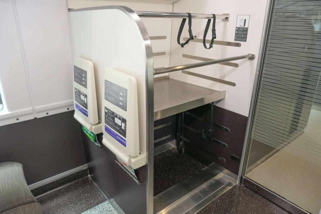 JR train luggage storage